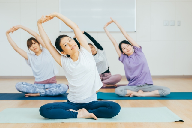 ヨガ教室でレッスンを受ける女性たち
