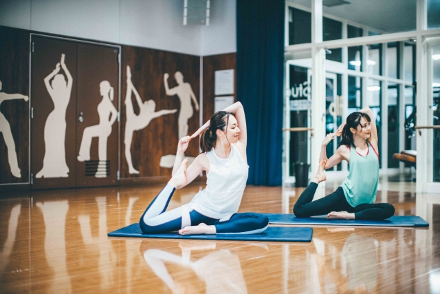 ヨガスタジオでポーズをとる女性たち
